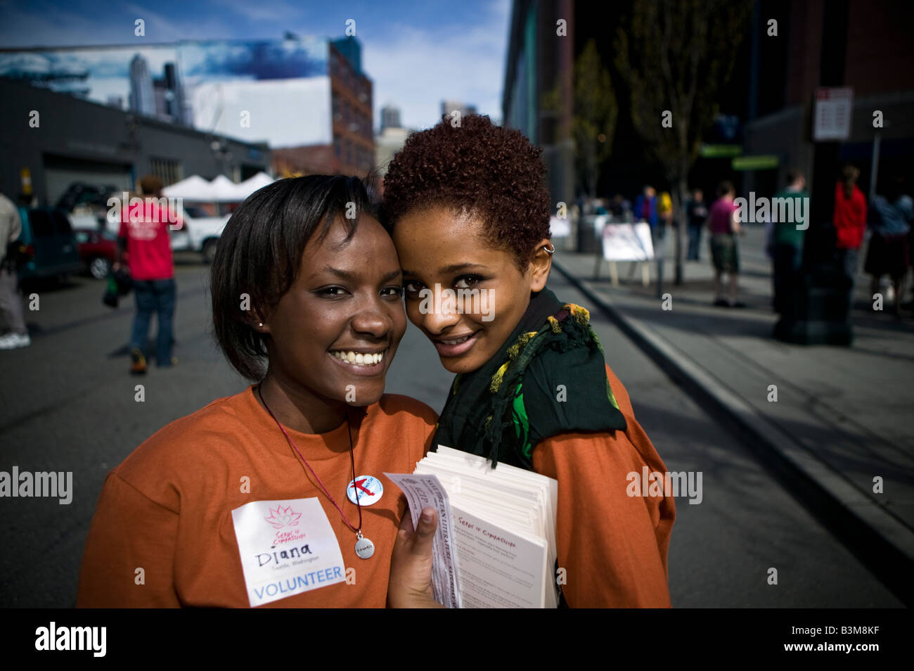 Le dalaï-lama s visite à Seattle Seattle 04122008 Qwest Field Seeds of Compassion bénévoles posent avant l'événement Banque D'Images