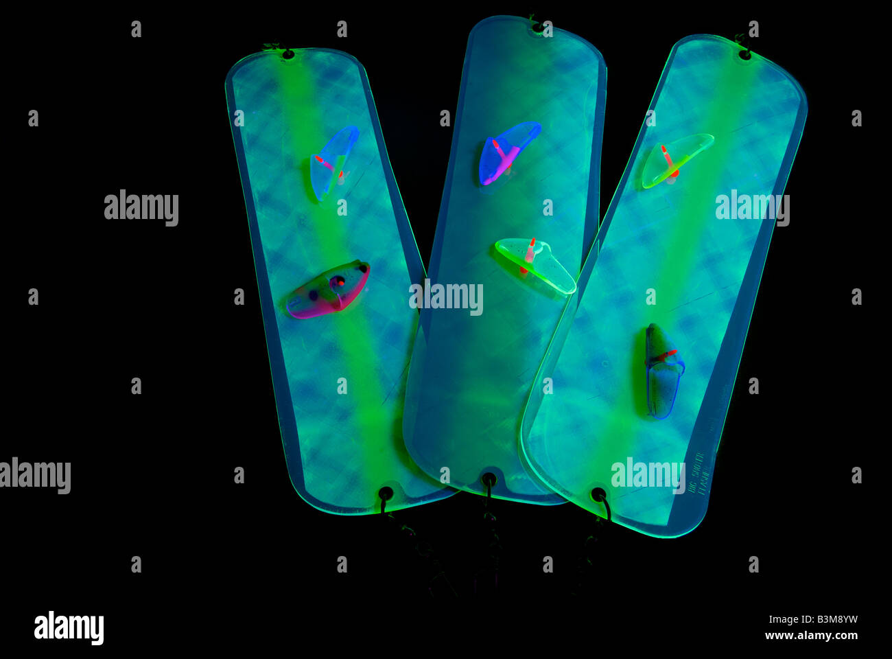 Sensible aux ultraviolets attracteur de pêche d'anchois et de détresse que les chefs teaser brillent sous la lumière UV sont utilisés lors de la pêche à la traîne Banque D'Images