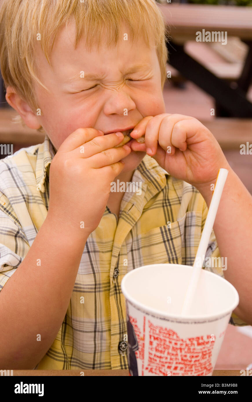 À l'âge de cinq ans, boy eating Happy Meal chez Mcdonald's Banque D'Images