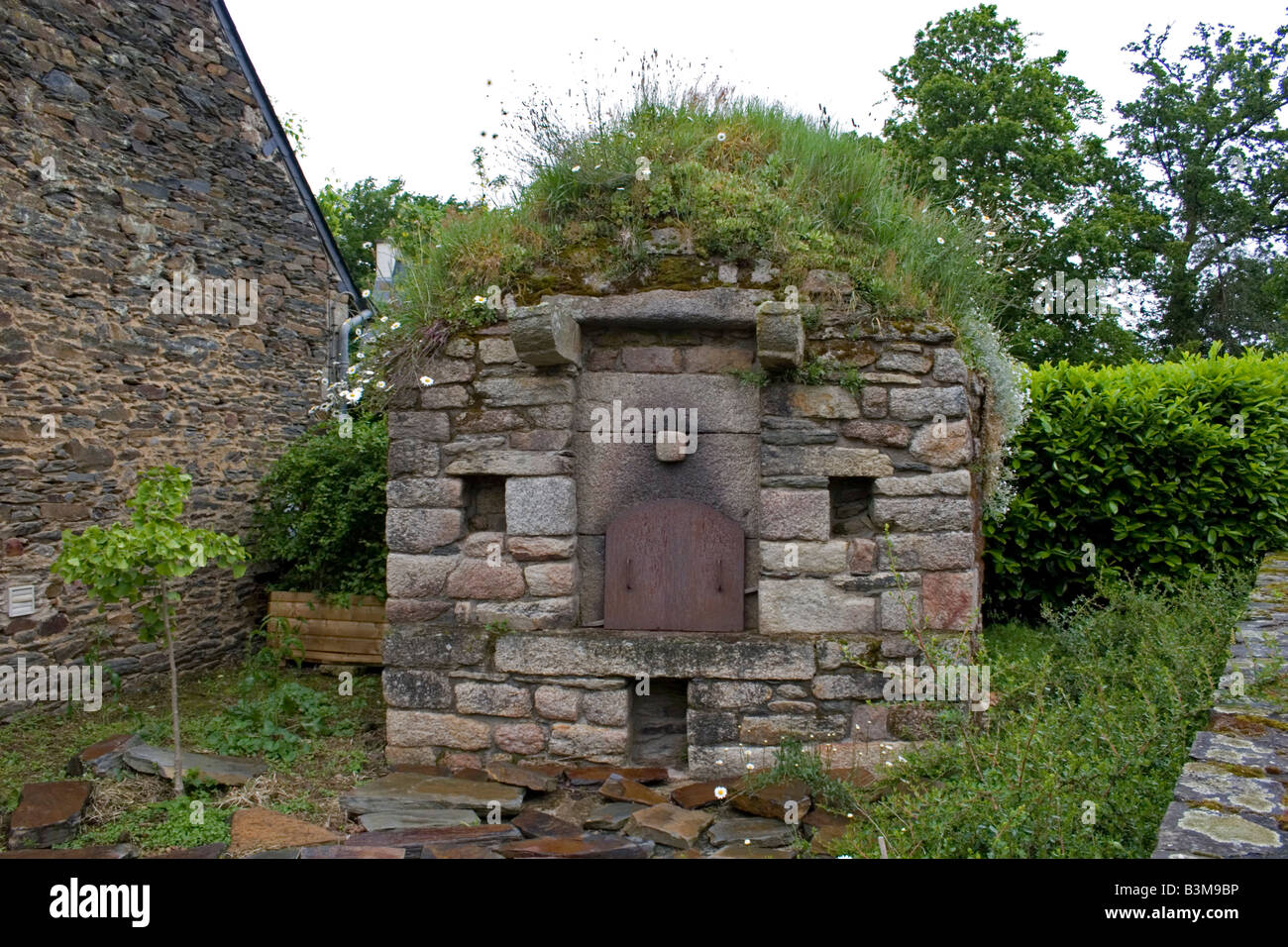 Ancien four à pain dans le jardin privé près de Pontivy, Bretagne, France Banque D'Images