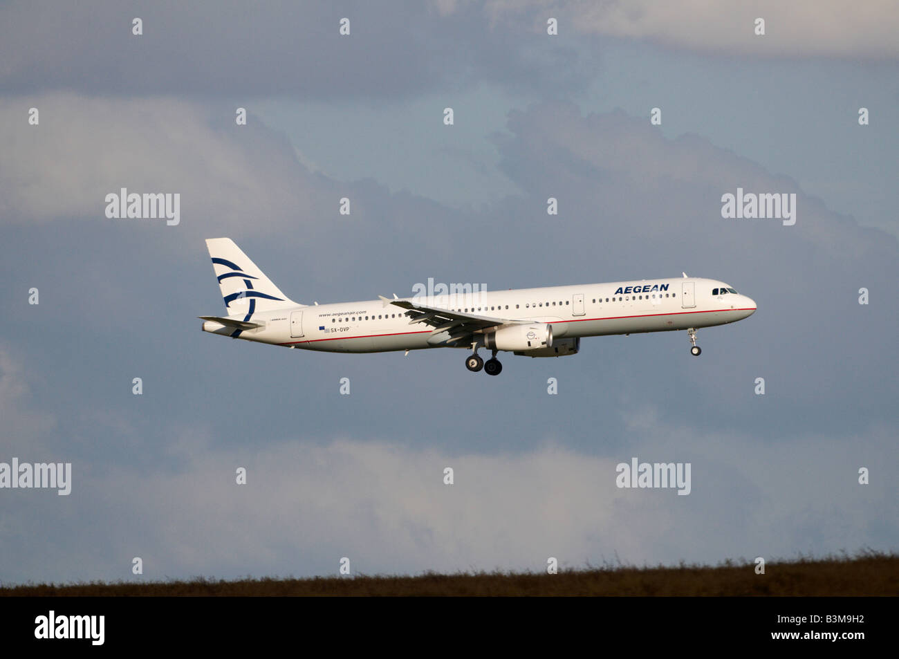 Airbus A321-231 d'aéronefs approchant l'aéroport de Stansted Egée Banque D'Images