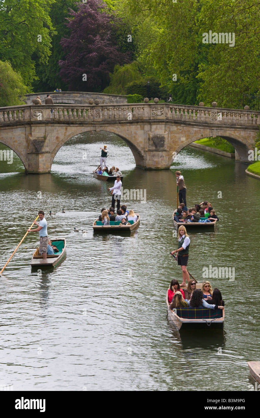 Barques sur la rivière Cam, Kings Bridge, Cambridge, Angleterre Banque D'Images