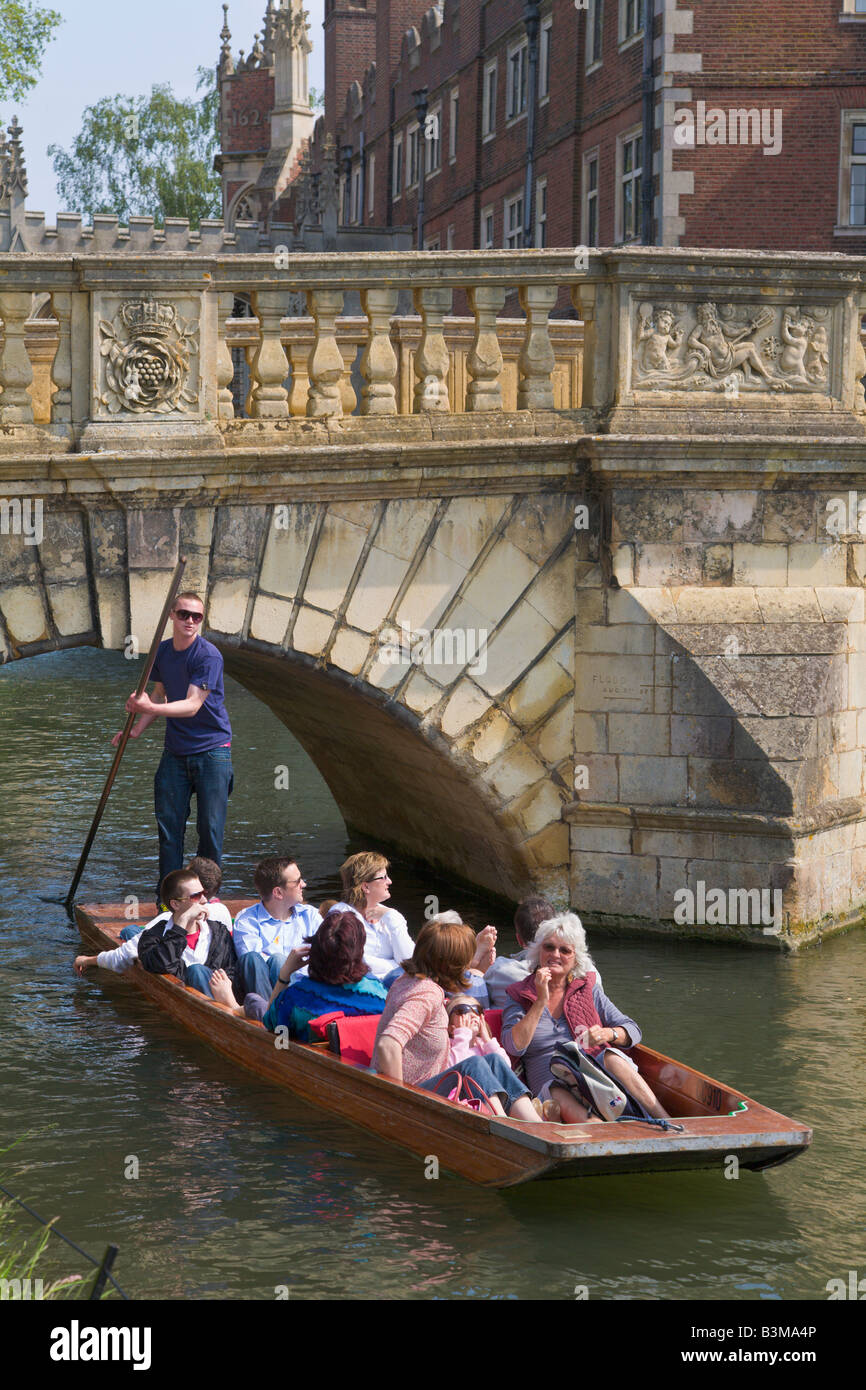 Barques sur la rivière Cam, Pont St Johns, Cambridge, Angleterre Banque D'Images