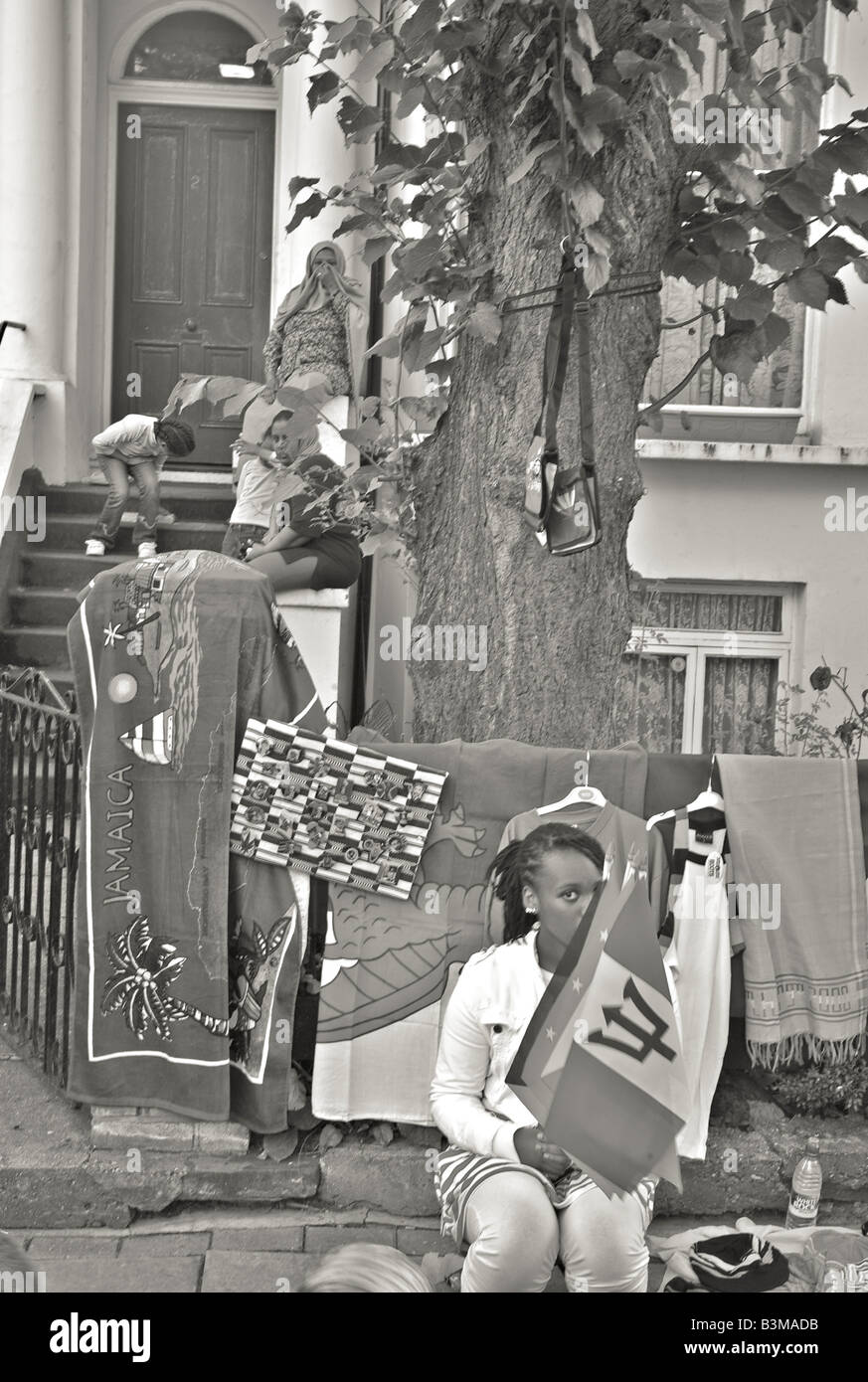 Fille avec le drapeau jamaïcain sur son visage d'une femme portant un voile en arrière-plan dans le carnaval de Notting Hill London 2008 Banque D'Images Fille avec le drapeau jamaïcain sur son visage d'une femme portant un voile en arrière-plan dans le carnaval de Notting Hill London 2008 Banque D'Images