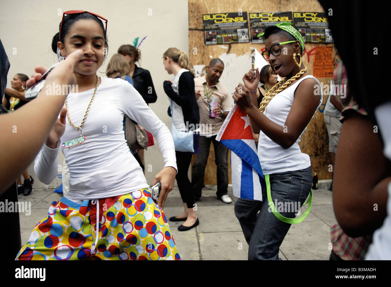 Les jeunes danser le carnaval de Notting Hill 2008 Banque D'Images