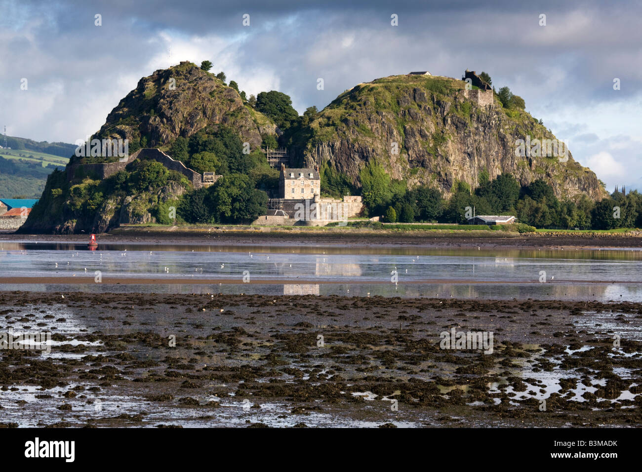 Dumbarton Castle et château de Dumbarton à marée basse à l'ouest de traversier sur la rivière Clyde, en Écosse. Banque D'Images