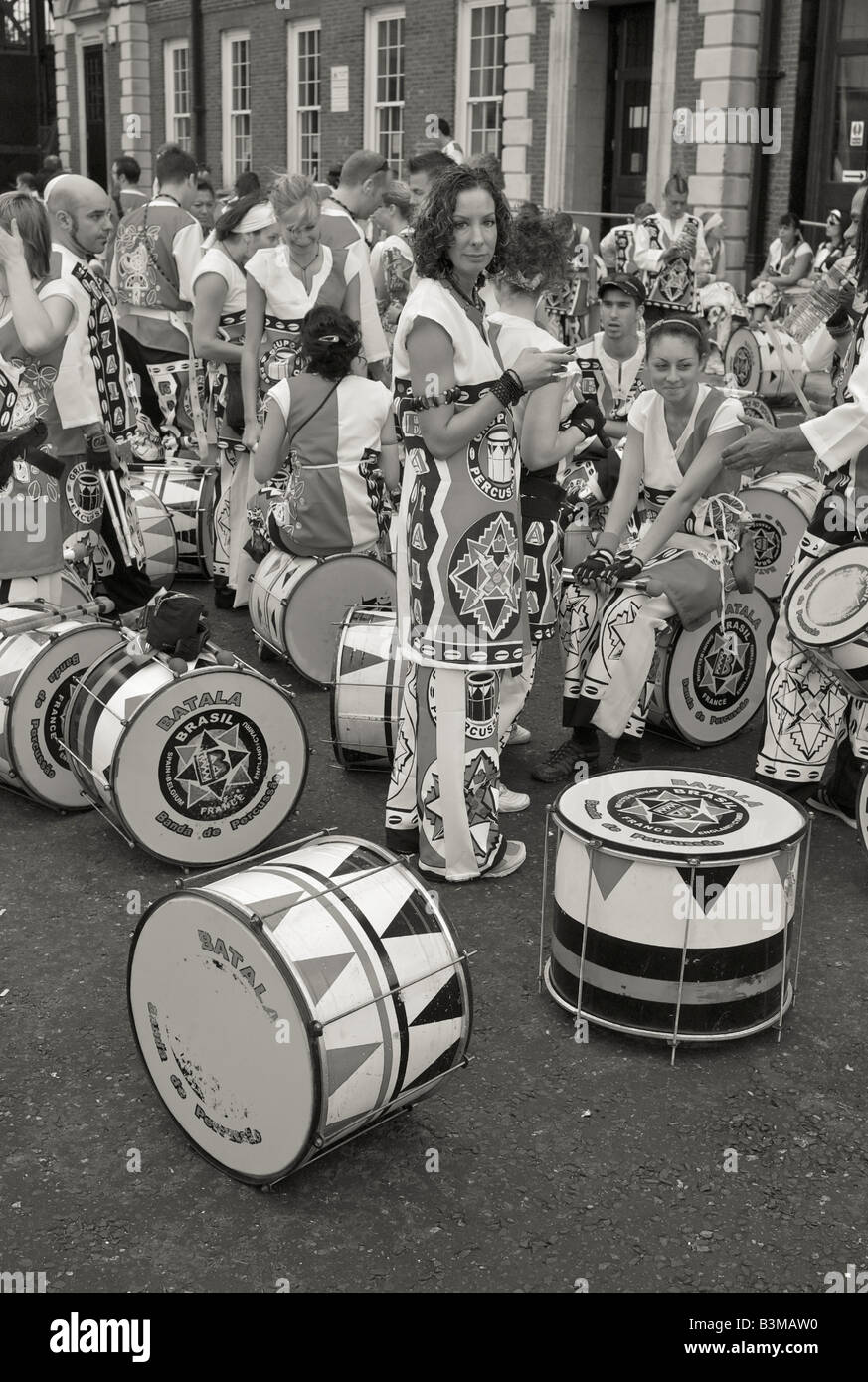 Femme debout en face de son groupe de samba Carnaval Notting Hill London 2008 Banque D'Images Femme debout en face de son groupe de samba Carnaval Notting Hill London 2008 Banque D'Images