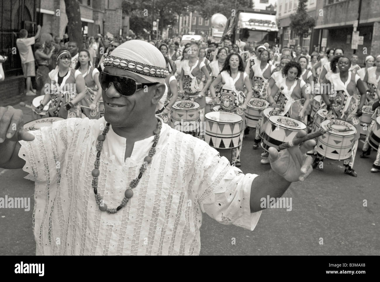 Notting Hill Carnival de Londres 2008 Groupe de musique de samba avec leur chef en face Banque D'Images Notting Hill Carnival de Londres 2008 Groupe de musique de samba avec leur chef en face Banque D'Images