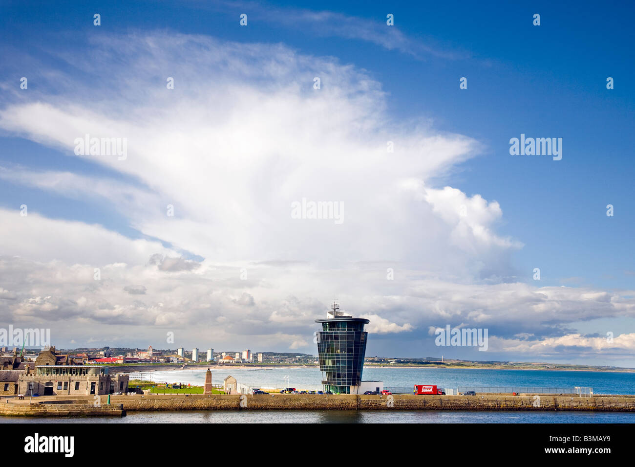 Les Cumulonimbus et douche sur la plage et le port de la ville d'Aberdeen, Aberdeenshire, UK Banque D'Images