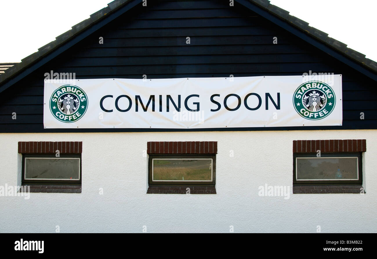 'Starbucks' cooming signera bientôt sur un bâtiment en bordure de la région de Cornwall, uk Banque D'Images 'Starbucks' cooming signera bientôt sur un bâtiment en bordure de la région de Cornwall, uk Banque D'Images
