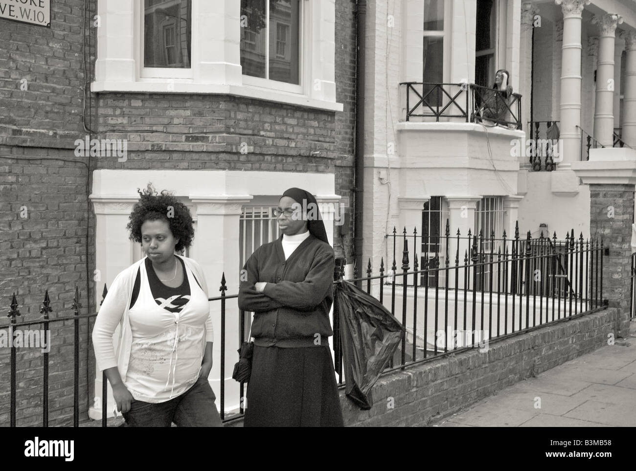 Femme et sa soeur dans la rue à Londres devant les maisons 2008 Banque D'Images Femme et sa soeur dans la rue à Londres devant les maisons 2008 Banque D'Images