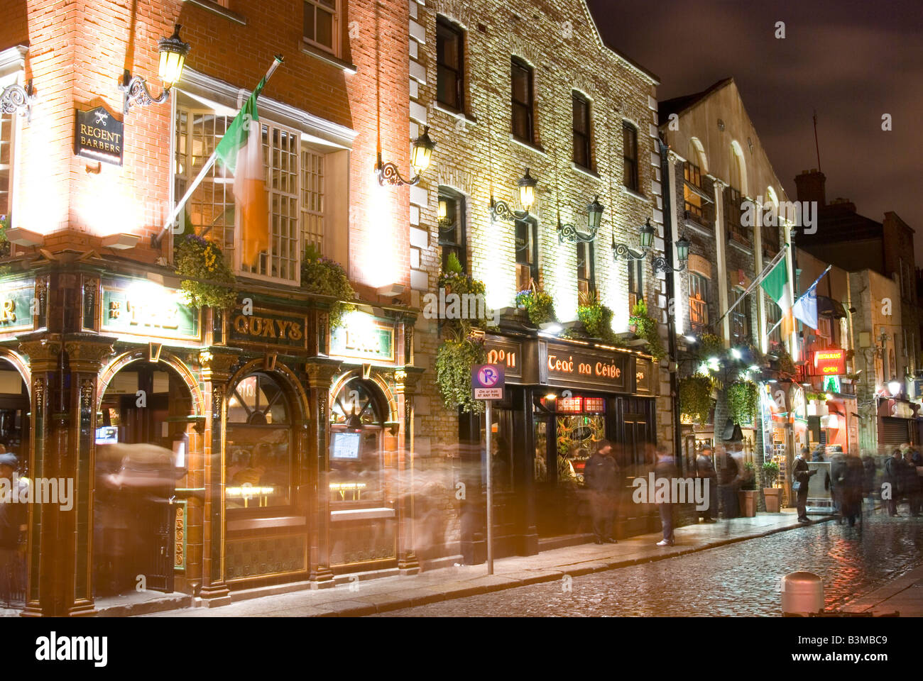La foule à l'extérieur du Bar Quays, Temple Bar, Dublin la nuit Banque D'Images