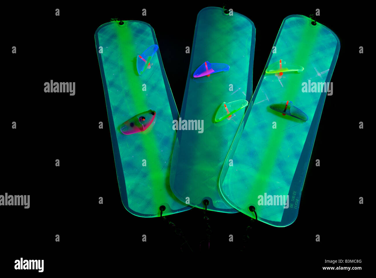 Sensible aux ultraviolets attracteur de pêche d'anchois et de détresse que les chefs teaser brillent sous la lumière UV sont utilisés lors de la pêche à la traîne Banque D'Images