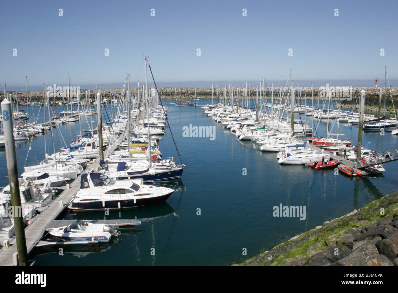 Port de plaisance. Journée ensoleillée au petit port dans le Nord de la Bretagne France Banque D'Images