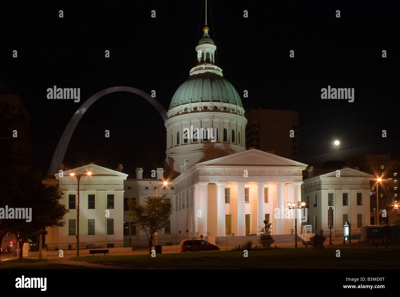 Ancien palais à St Louis avec Arch dans l'arrière-plan Banque D'Images