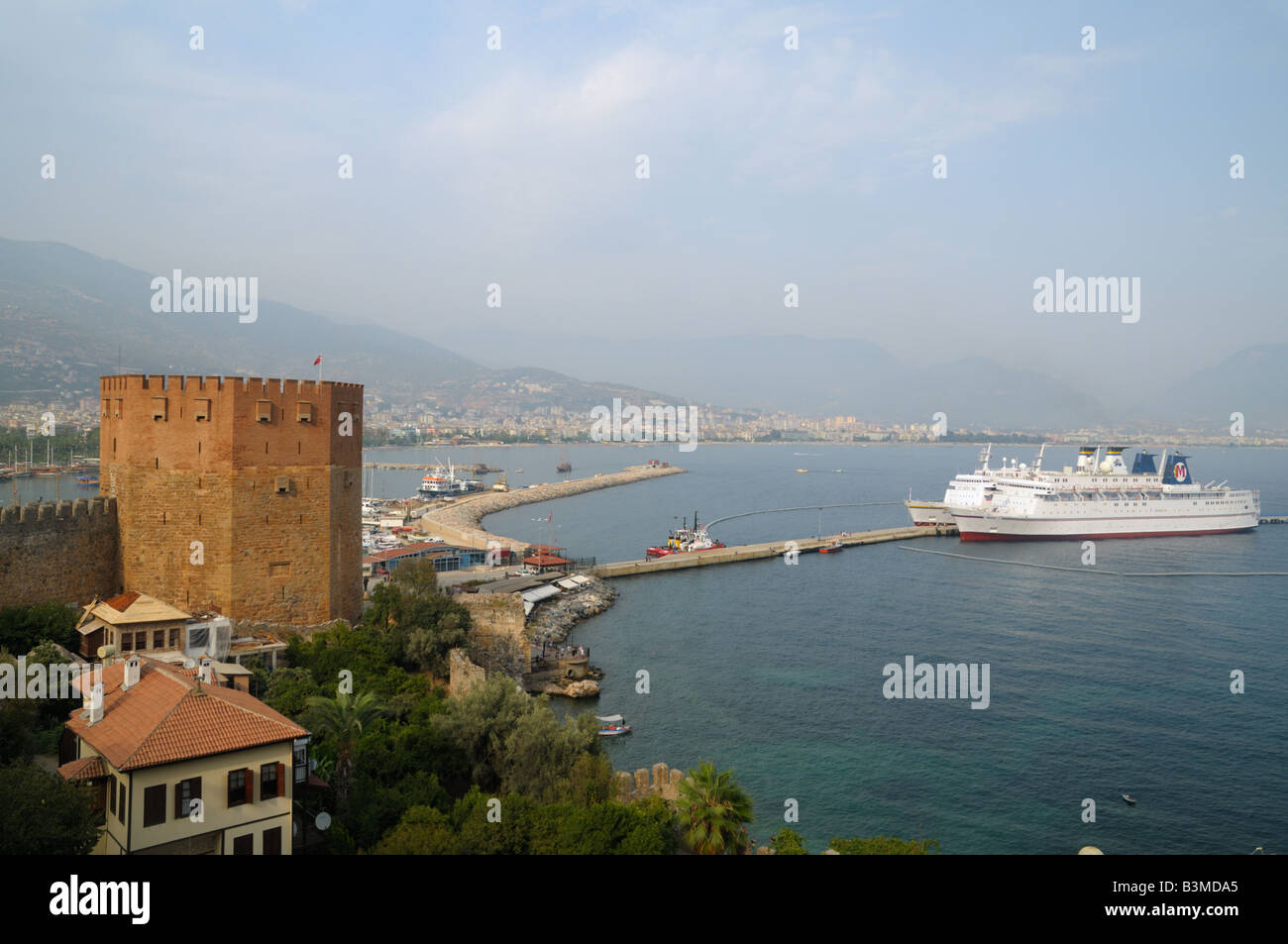 Vieille tour de la forteresse et la ville d'Alanya, Turquie Banque D'Images