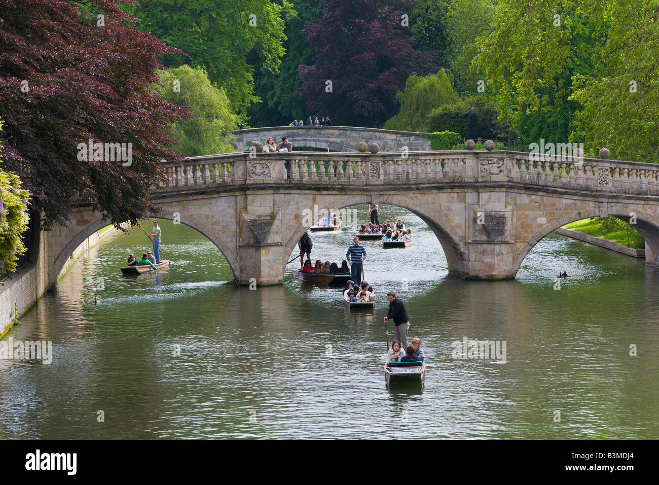 Barques sur la rivière Cam, Kings Bridge, Cambridge, Angleterre Banque D'Images