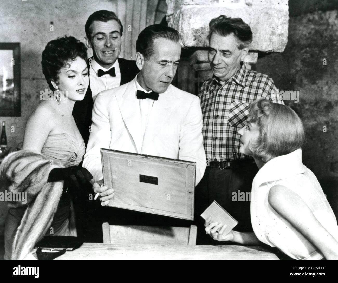 BEAT THE DEVIL 1953 Romulus film avec Humphrey Bogart, Gina Lollobrigida à gauche et à droite de Jennifer Jones Banque D'Images