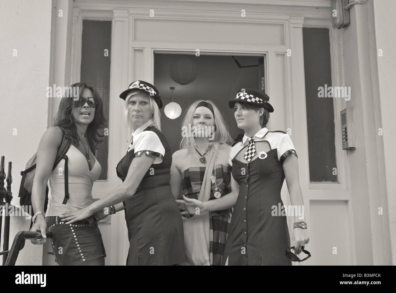Policier en face d'une maison avoir posant au carnaval de Notting Hill London 2008 Banque D'Images Policier en face d'une maison avoir posant au carnaval de Notting Hill London 2008 Banque D'Images