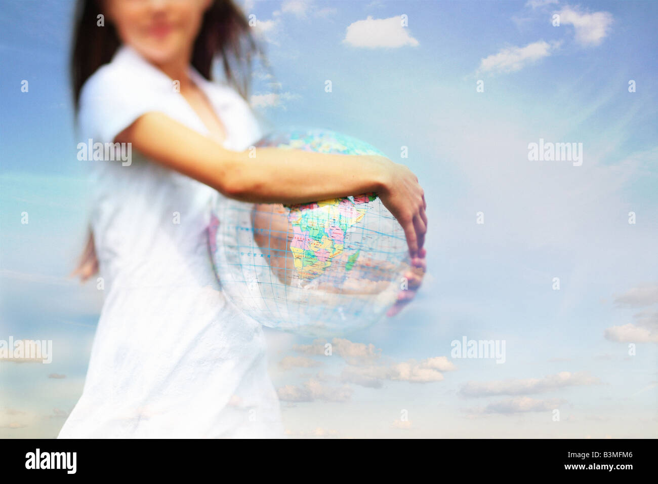 Girl holding a globe Banque D'Images