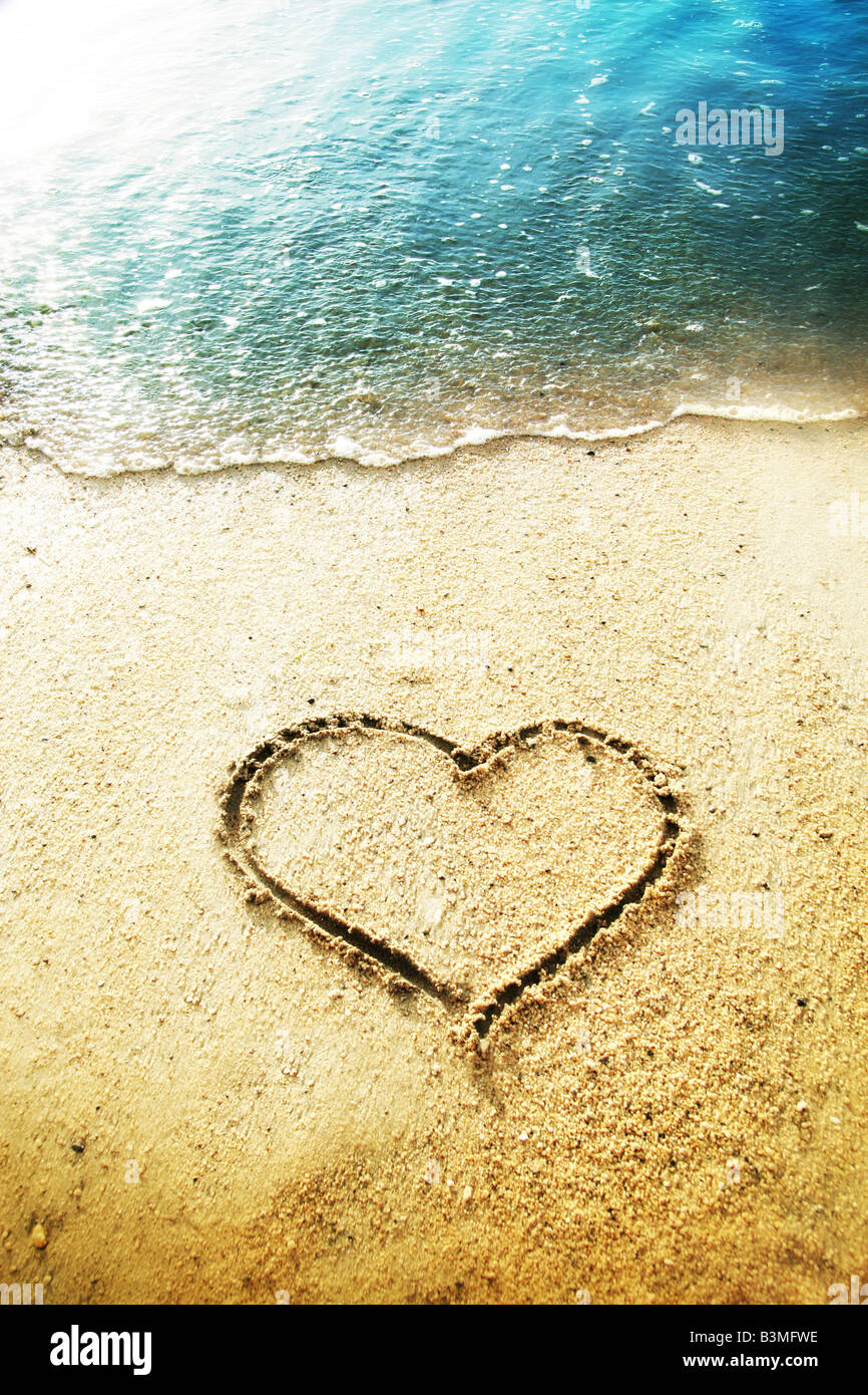 Forme de coeur dessiné dans le sable Banque D'Images