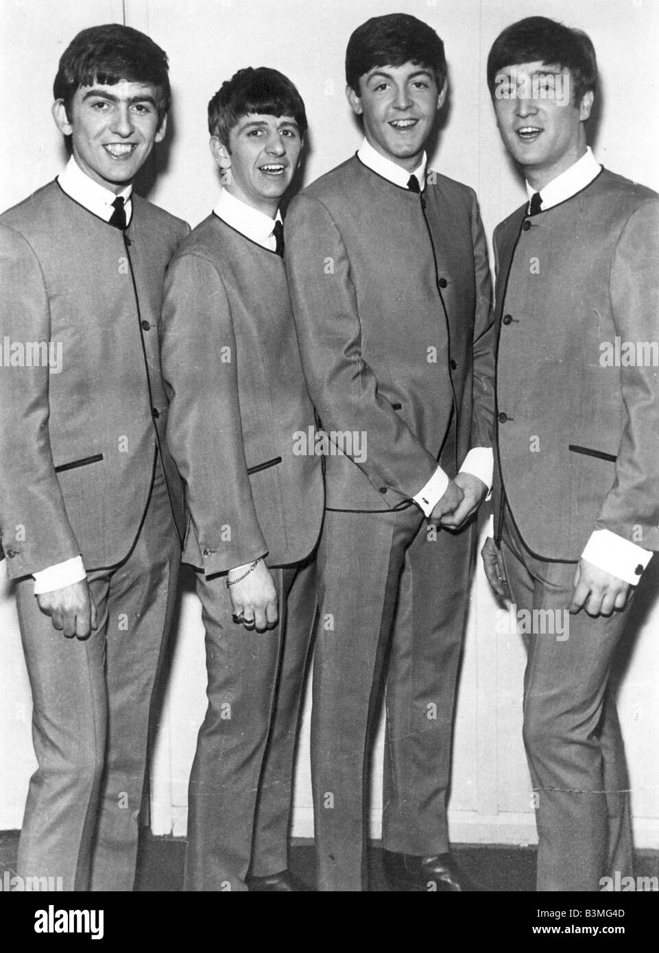 Le célèbre Beatles en costumes gris en 1963 Banque D'Images