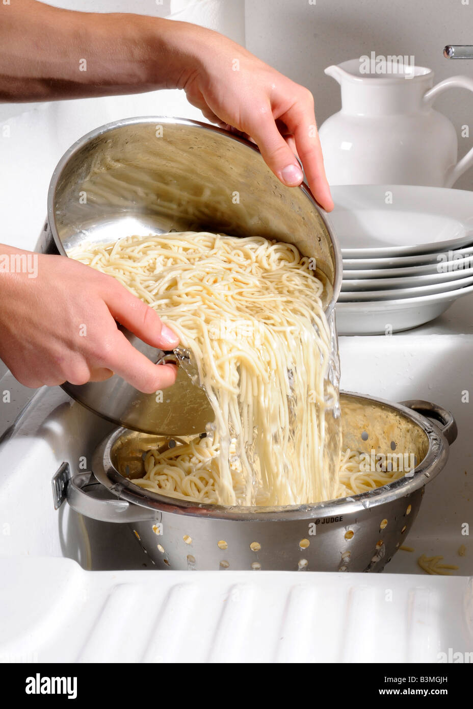 Vidange de l'HOMME EN SPAGHETTI COLLANDER Banque D'Images