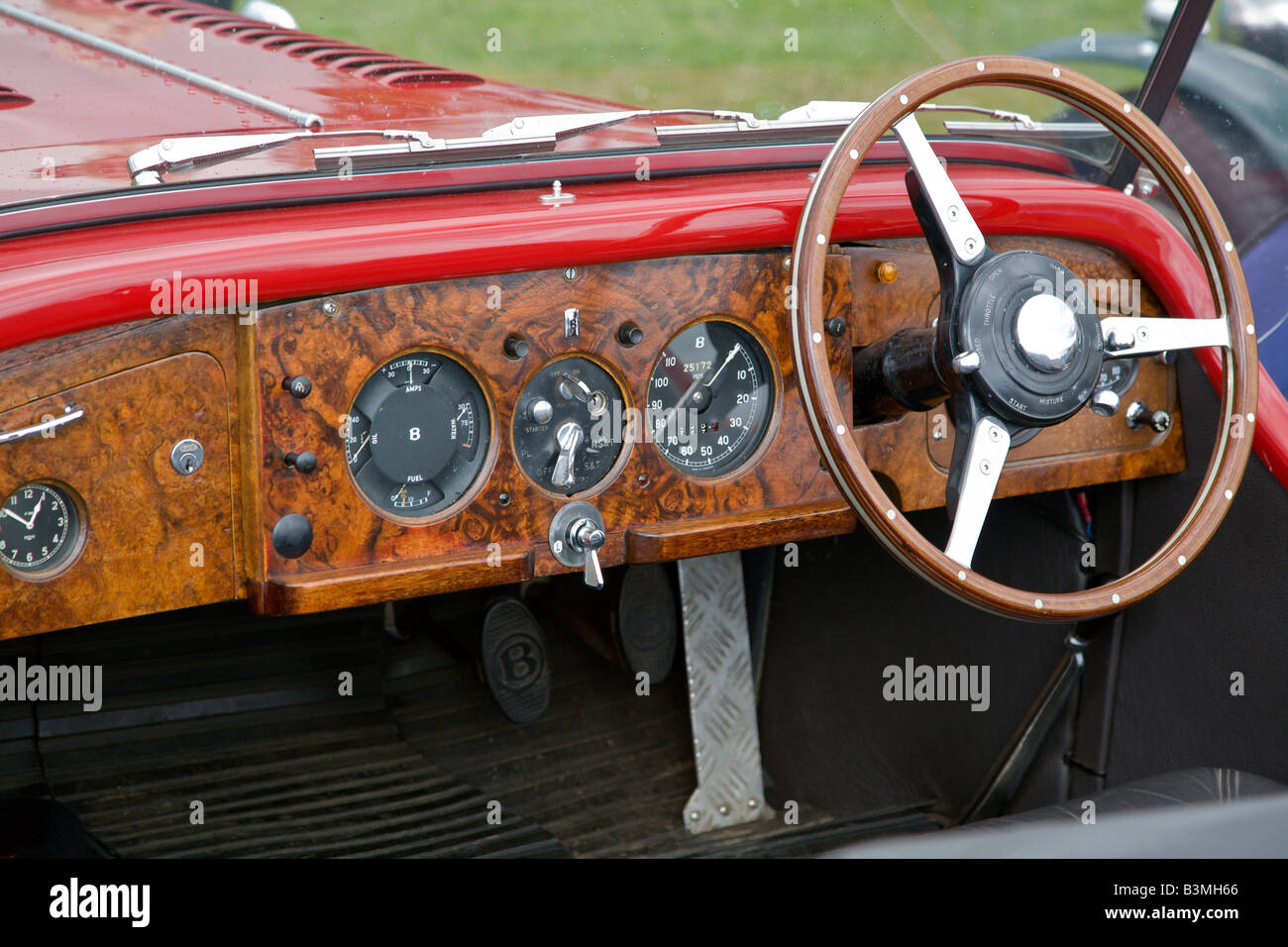 Tableau de bord en bois noyer en voiture classique Banque D'Images