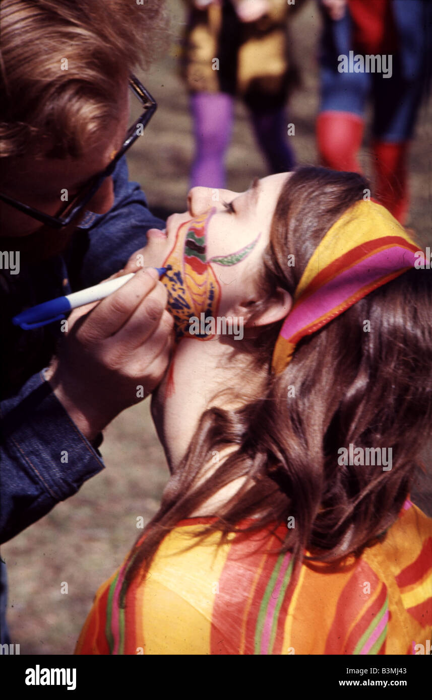 La peinture du visage à un événement du flower power de San Francisco en 1967 Banque D'Images