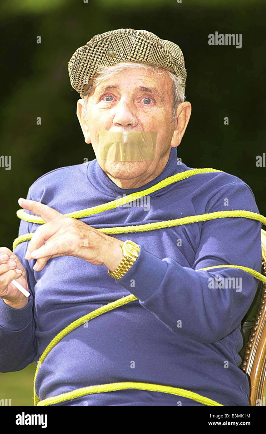 L'humoriste Norman Sagesse Sept 2001 après avoir été liés par Mirror reporter Jan Disley avant d'Englands qualificatif essentiel avec l'Albanie Banque D'Images