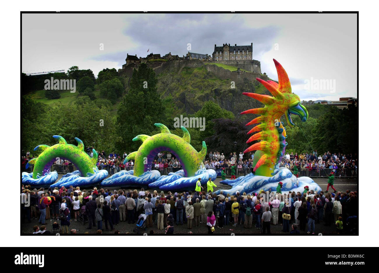 Edinburgh Festival Août 2001 calvacade festival avec la star du spectacle d Irlande réponse à la Loch Ness le Paca un croisement entre géant et serpent mirrorpix chèvre cheval Banque D'Images