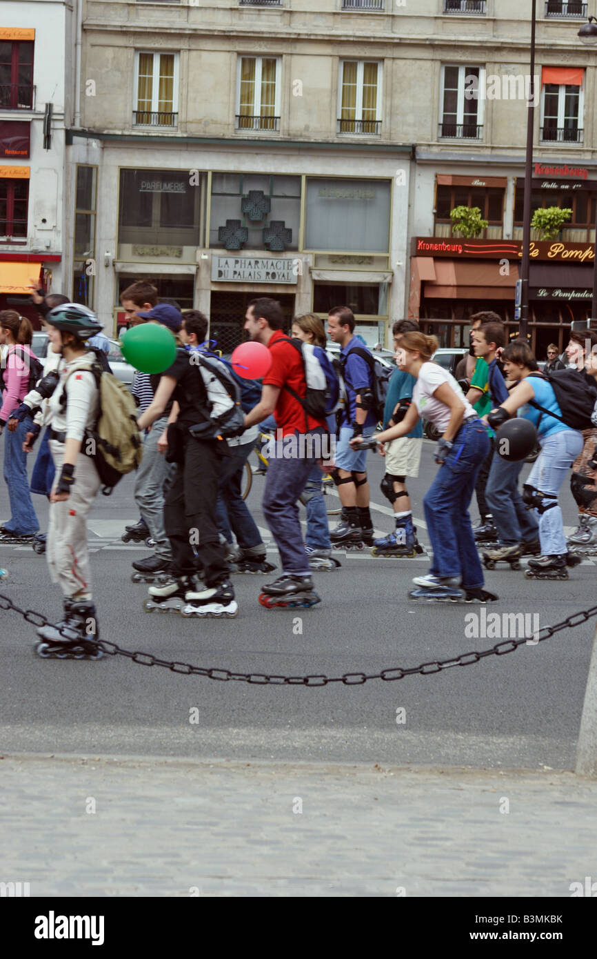 France Groupe de Paris roller dans les rues de Paris un dimanche après-midi  Photo Stock - Alamy