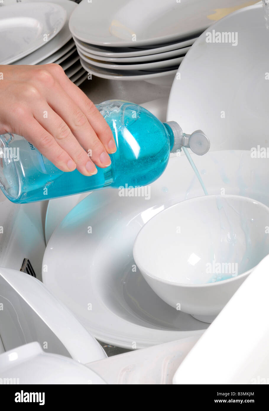 Laver avec du savon à vaisselle liquide Banque D'Images
