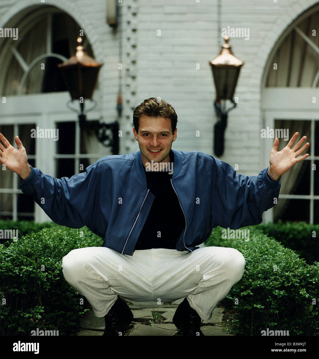 John Leslie présentatrice TV Blue Peter assis dans les bras de jardin Photo  Stock - Alamy