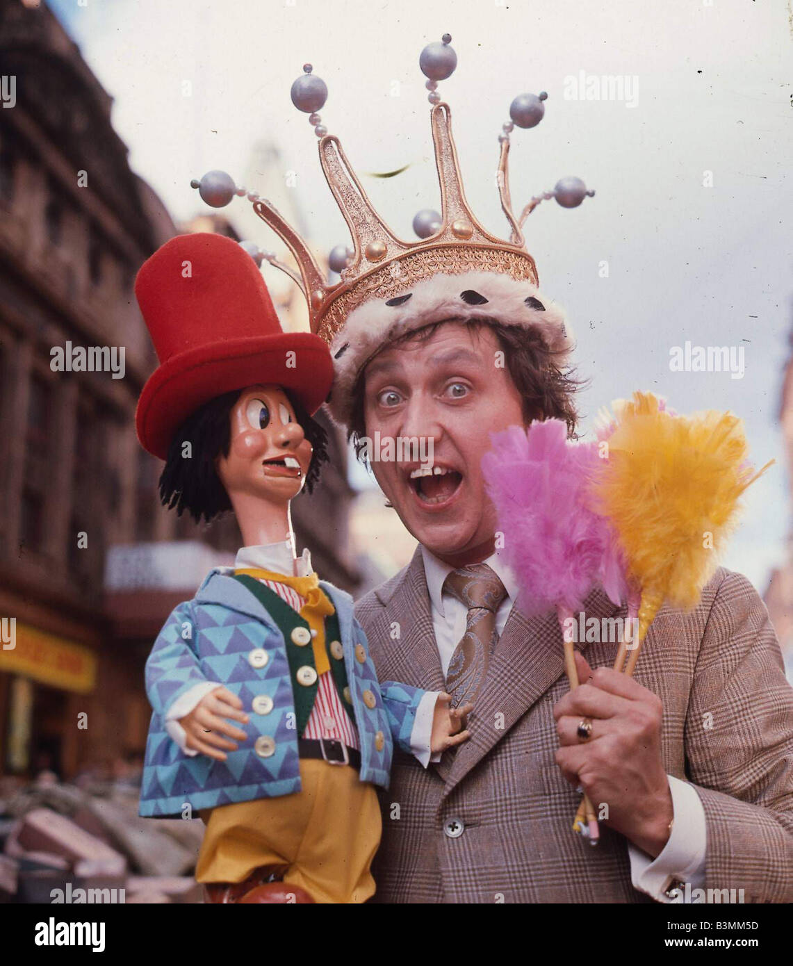 Ken Dodd comédien holding chatouillant stick et un homme mirrorpix diddy Banque D'Images