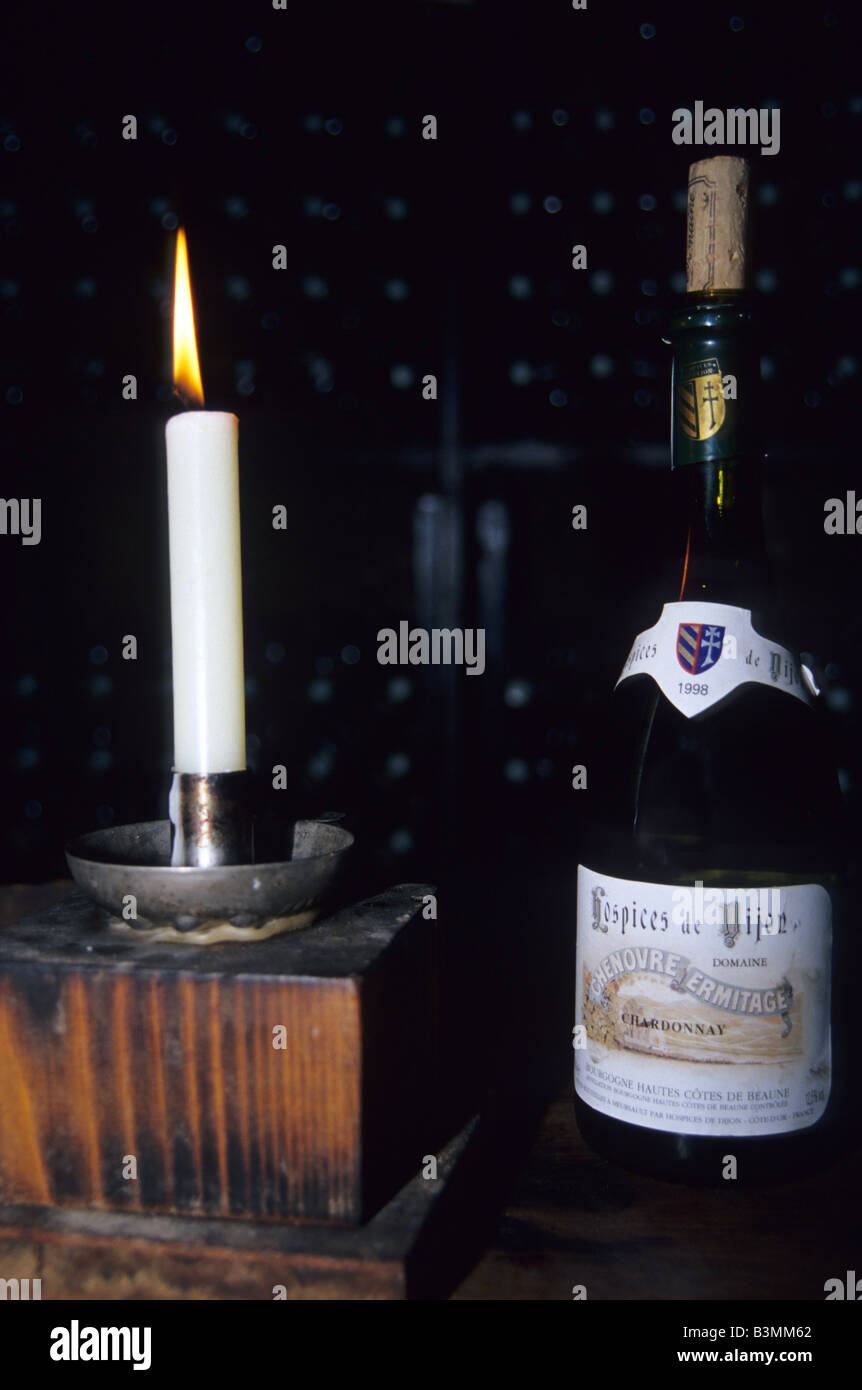 France Bourgogne Beaune Bouteille de vin et la bougie dans le Marché aux  Vins de Beaune Photo Stock - Alamy