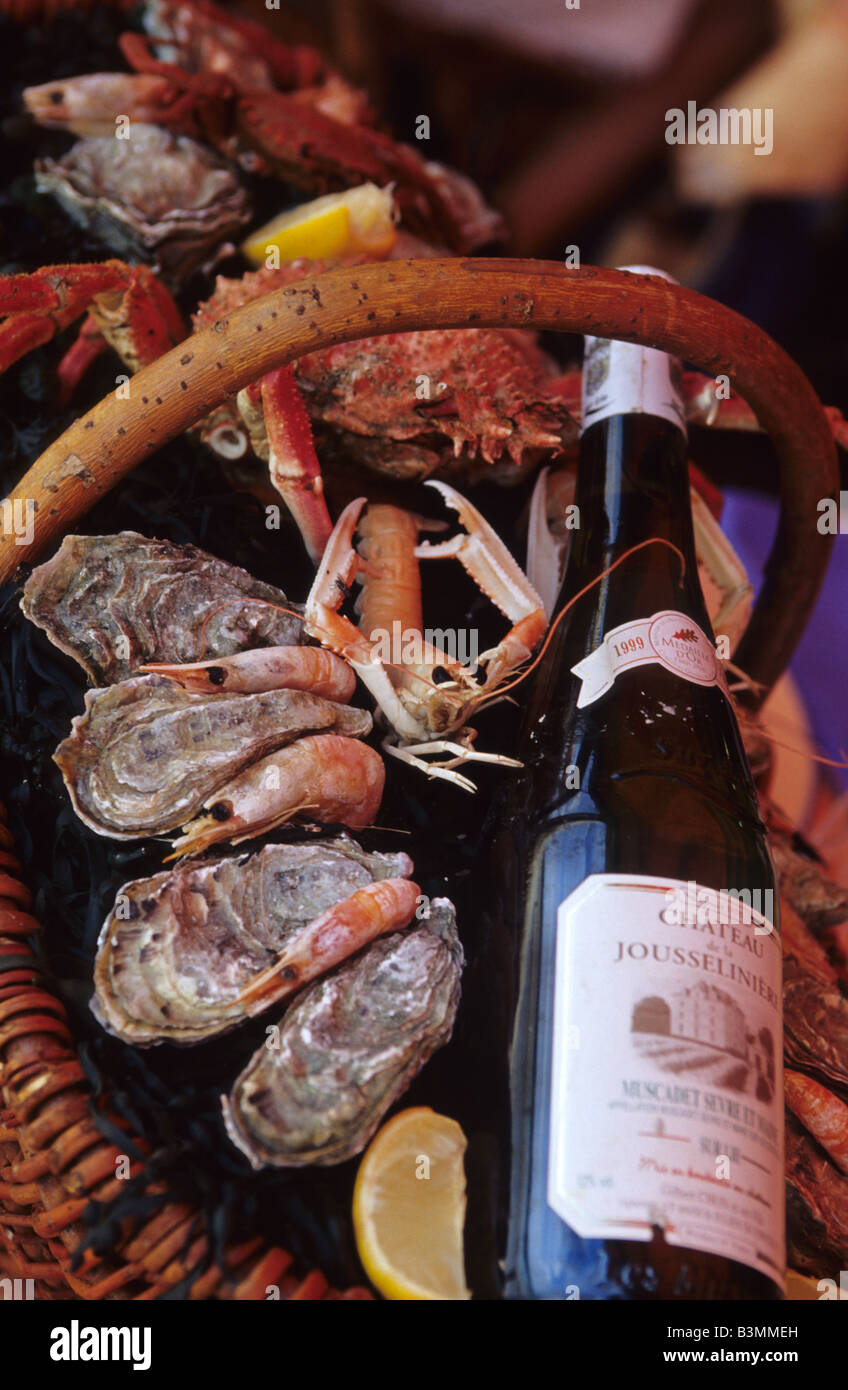 France Bretagne Cancale les fruits de mer et le vin affiche pour la vente à Cancale Banque D'Images