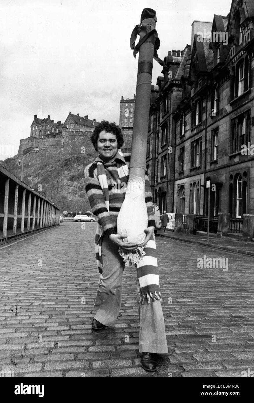 L'humoriste Max Boyce portant un poireau géant d'Édimbourg, à l'occasion de sa visite de l'Écosse vers 1978 mirrorpix Banque D'Images