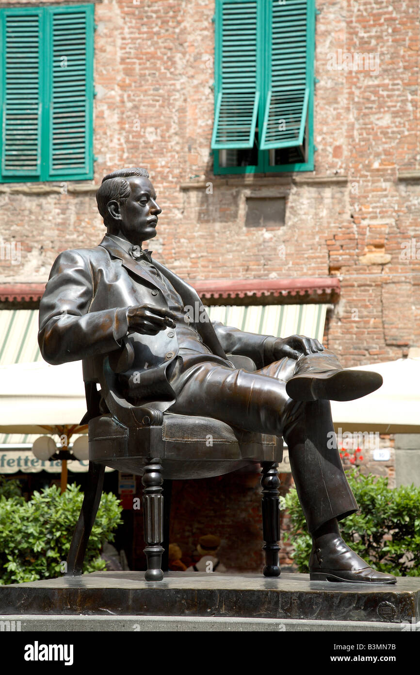 Italie Toscane Lucca statue en bronze de Giacomo Puccini à Piazza Cittadella à Lucques Banque D'Images