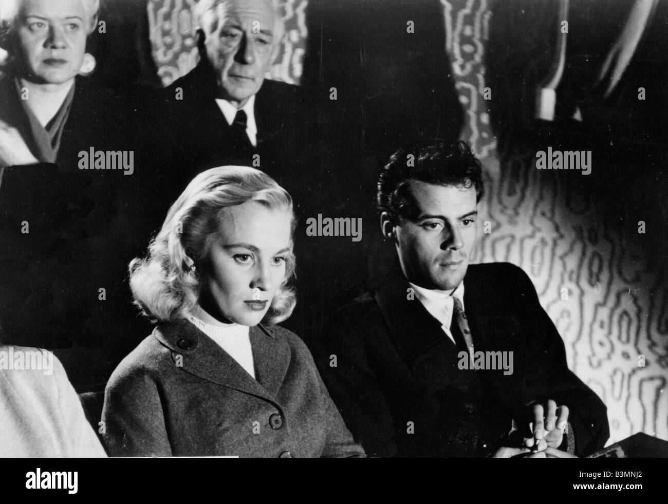 MOMENT DÉSESPÉRÉ 1953 film universel avec Dirk Bogarde et Mai Zetterling Banque D'Images