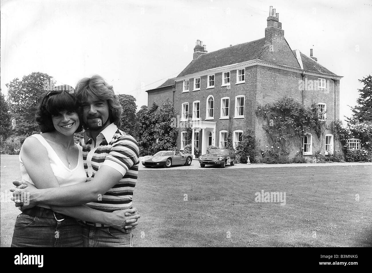 Noel Edmonds Disc Jockey présentatrice TV avec son épouse Jill au manoir de style Queen Anne dans l'ouest de Turville Buckinghamshire Banque D'Images