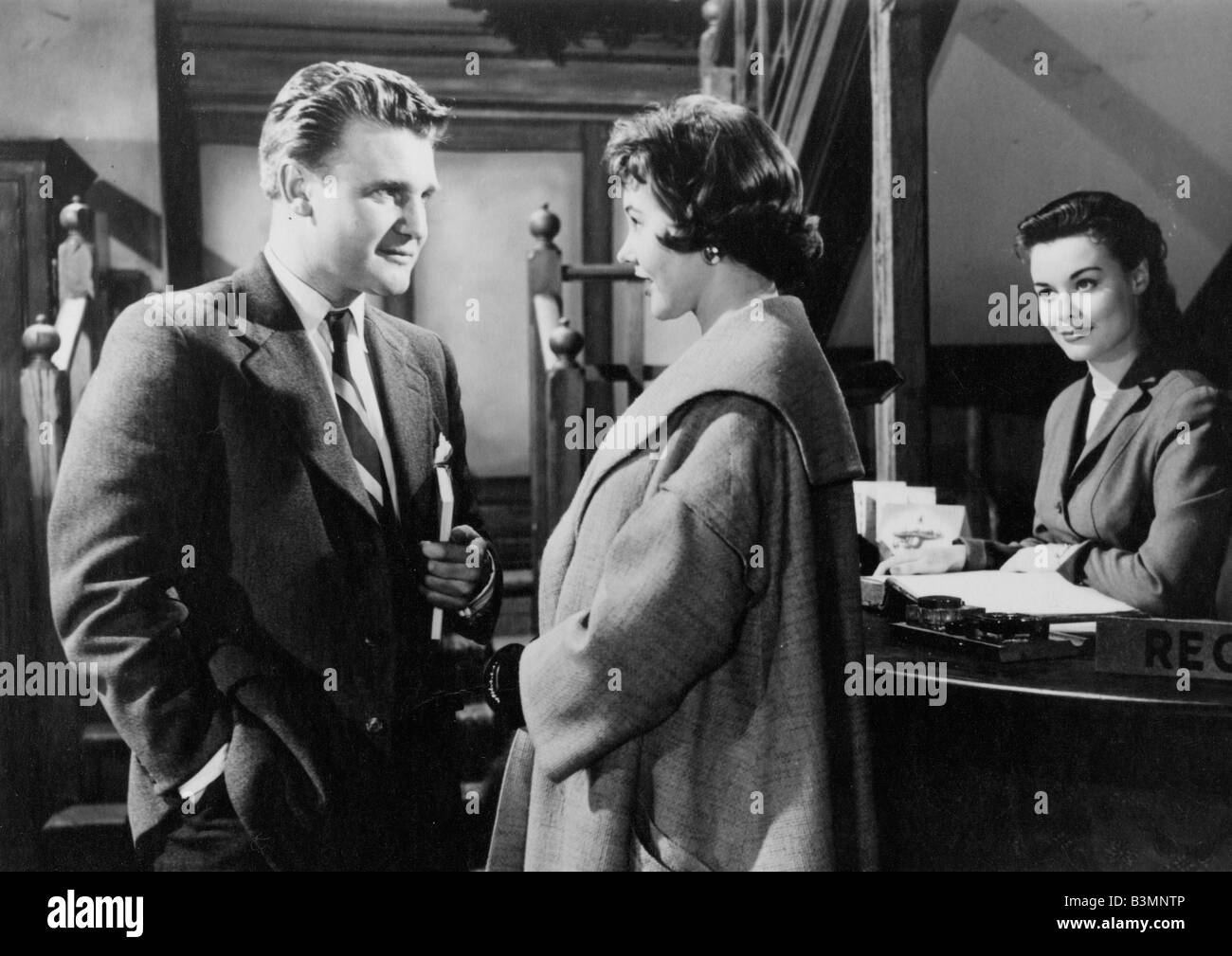 Trouver LA DAME 1956 Rank film avec Donald Houston et Beverley Brooks center Banque D'Images