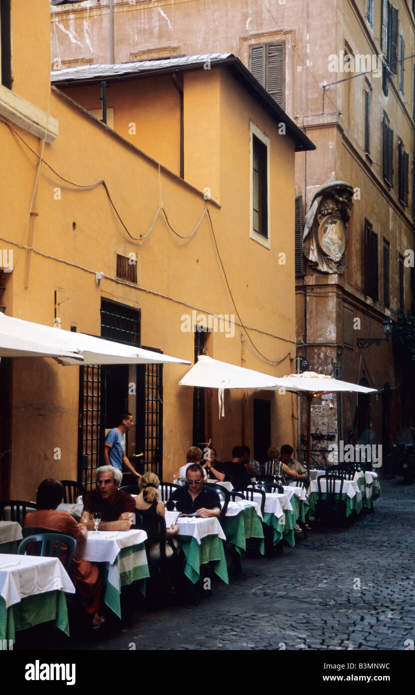 Italie Rome café en plein air dans une rue tranquille de Rome Banque D'Images Italie Rome café en plein air dans une rue tranquille de Rome Banque D'Images