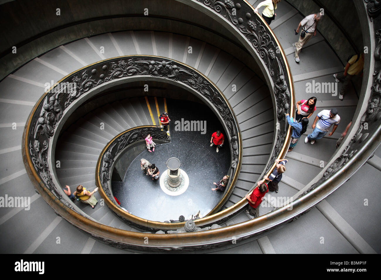 Italie Rome personnes descendant l'escalier en spirale dans le musée du Vatican Banque D'Images