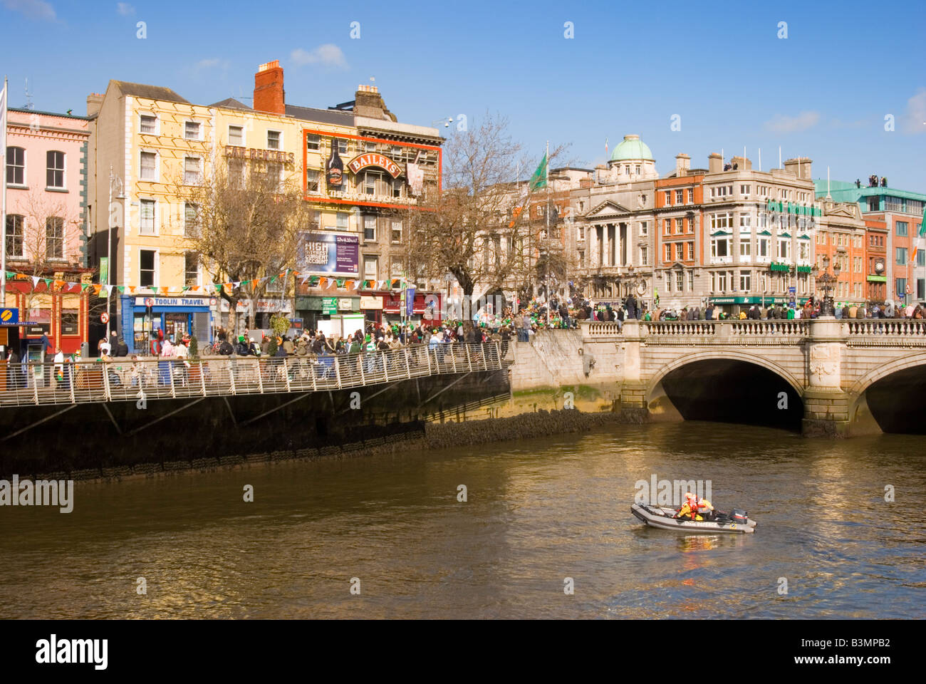 La rivière Liffey, O'Connell Bridge et célibataires à pied pendant la Parade de la St Patrick, vue de l'Aston Quay à Dublin Banque D'Images
