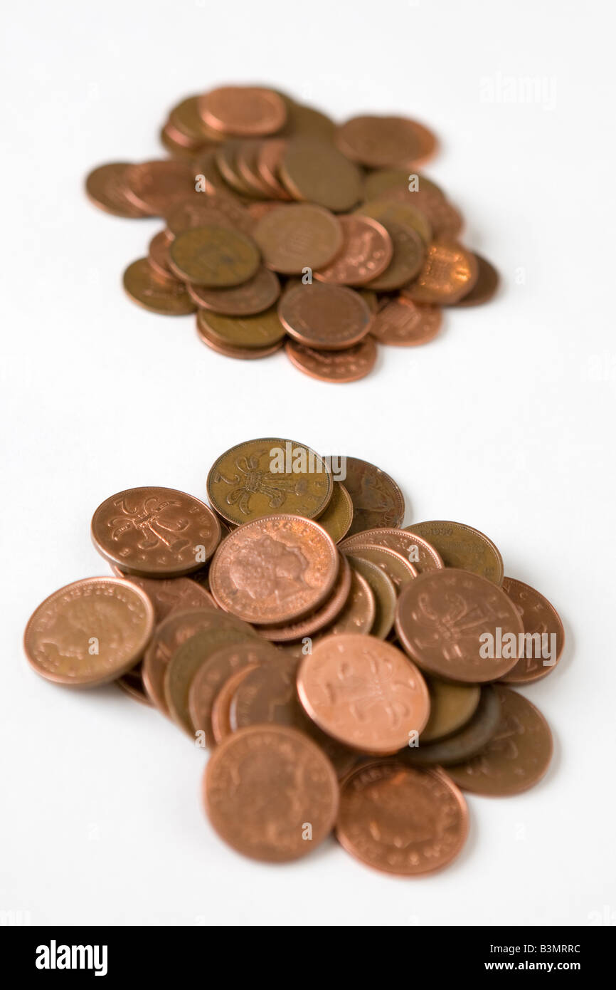 2 piles de 1 pence morceaux ou deux piles de bronze ou cuivre pennies Banque D'Images