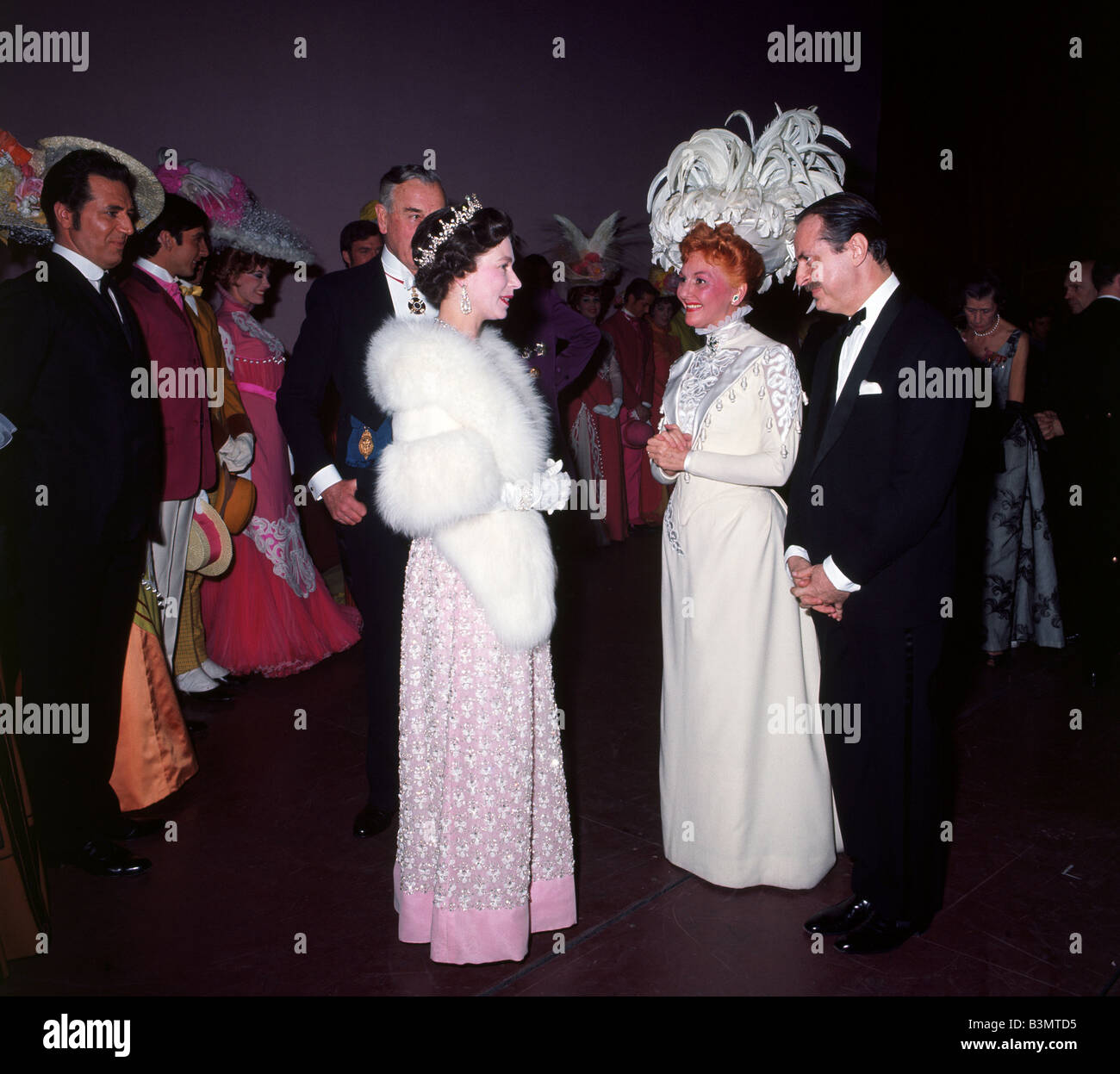 La reine Elizabeth II avec le stade Hello Dolly cast à Londres en 1969 Banque D'Images