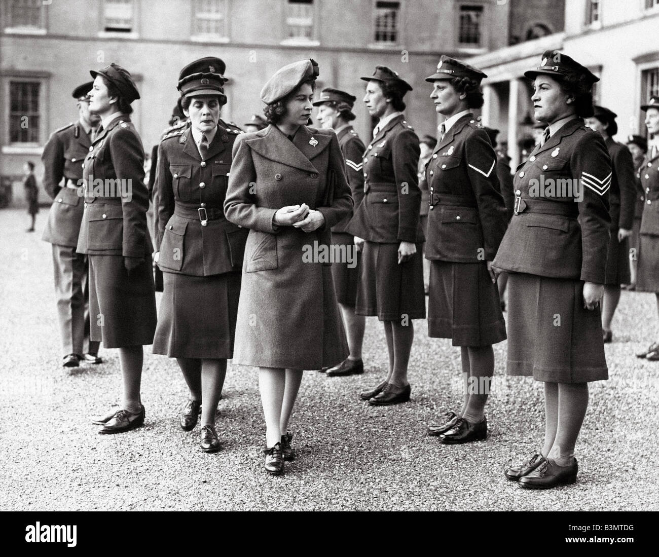 La princesse Elizabeth (plus tard la reine Elizabeth II) à un défilé sur le point au Collège Militaire Royal de Sandhurst 29 Oct 1945 Banque D'Images