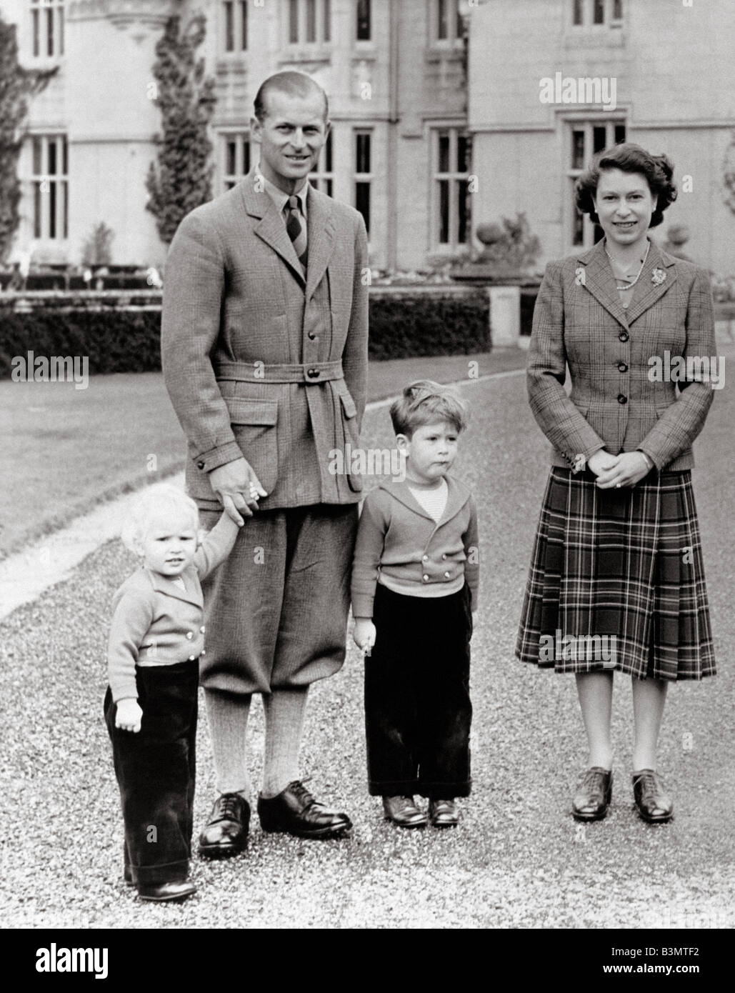La reine Elizabeth II avec le duc d'Édimbourg, la princesse Anne et le Prince Charles en 1953 - voir description ci-dessous pour plus de détails Banque D'Images