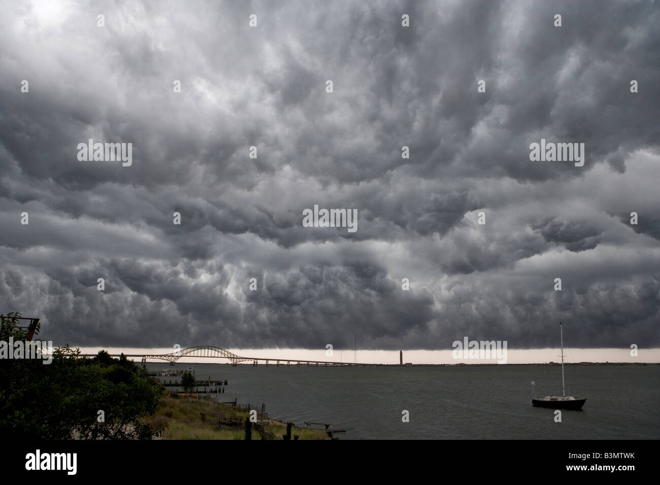 Sous un nuage du tonnerre cellule orageuse et sombres nuages tourbillonnant juste avant une forte pluie sur le feu d'entrée de l'île Banque D'Images